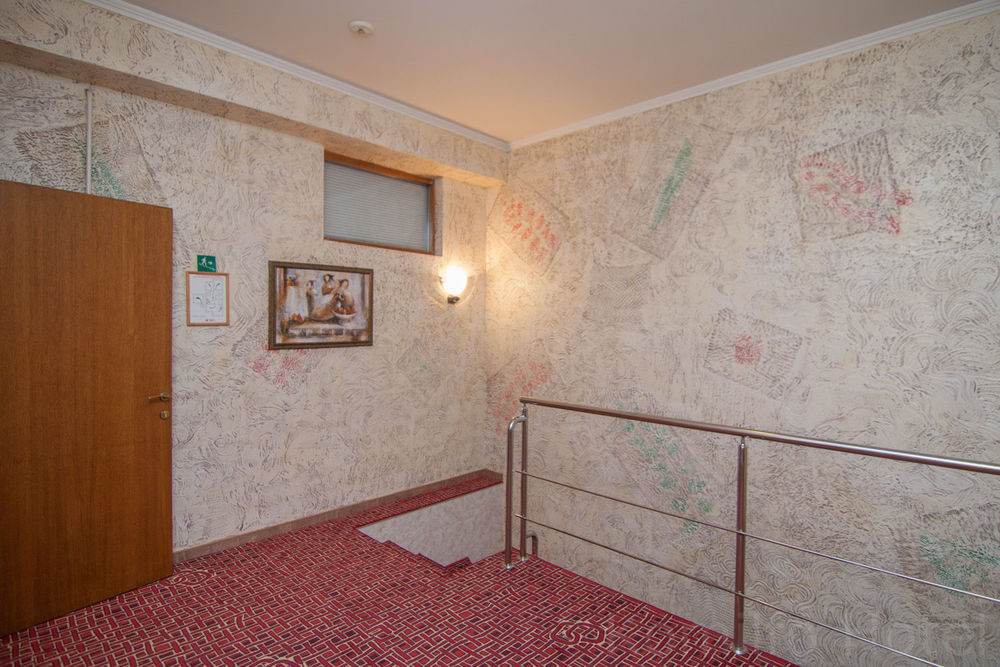 Komilfo Hotel Кишинів Екстер'єр фото